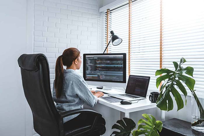 فریلنسر در حال کار 