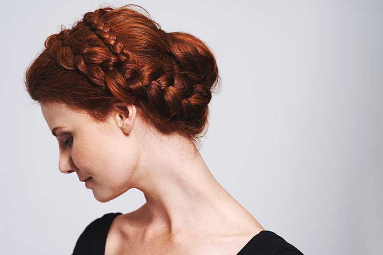 استایل مدل سوم: شینیون پایین با بافت (Braided Low Bun/Chignon)